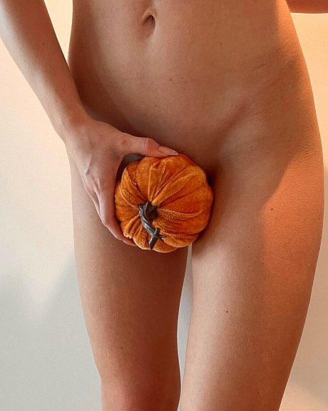 Wasp-waisted babe shows off her perfect butt and her pretty legs
