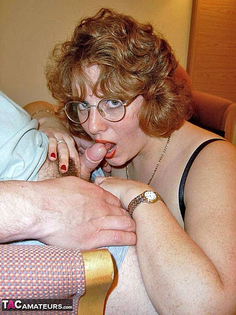 UK amateur Curvy Claire wears her glasses during oral sex with a husband bf dude - Gallery #26622
