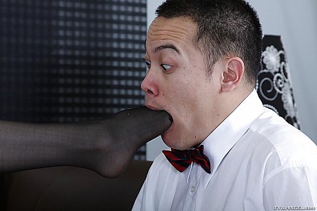 Busty MILF in pantyhose Aiden Starr gets her feet and anus licked - Image 3 of 16  in Spreading category   featuring Aiden Starr 