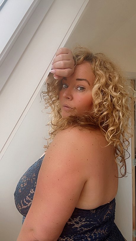 OnlyFans Dutch Curves In Heels Sex Pics - Image 6 of 11  in Amateur category  