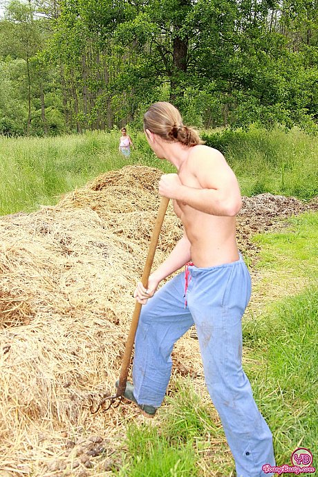 Chubby country lady girlfriend girl Lea reveals her enormous naturals and rides a dong outdoors - Gallery #17549