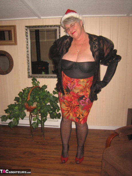 Old amateur Girdle Goddess strips off her attire while wearing a Christmas hat - #1212309