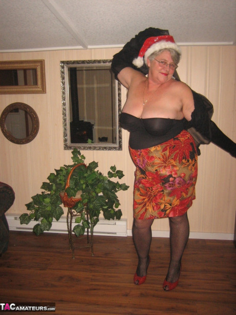 Old amateur Girdle Goddess strips off her attire while wearing a Christmas hat - #1212310
