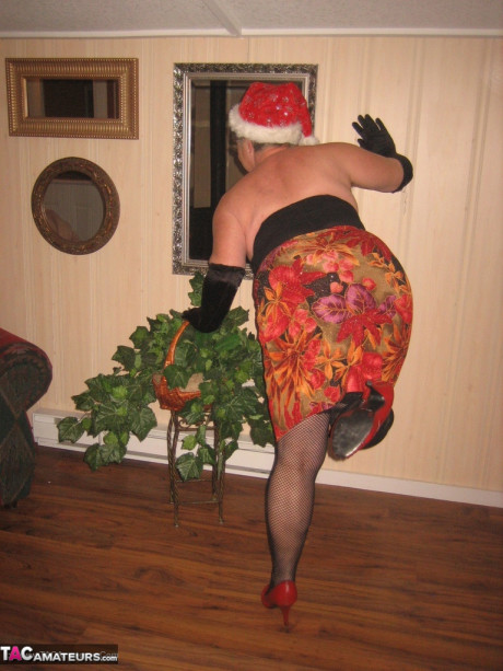 Old amateur Girdle Goddess strips off her attire while wearing a Christmas hat - #1212311