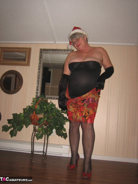 Old amateur Girdle Goddess strips off her attire while wearing a Christmas hat - #1212312
