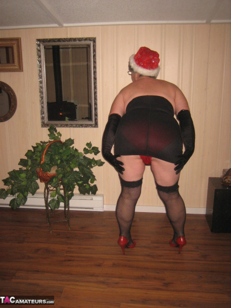 Old amateur Girdle Goddess strips off her attire while wearing a Christmas hat - #1212314