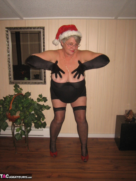 Old amateur Girdle Goddess strips off her attire while wearing a Christmas hat - #1212316