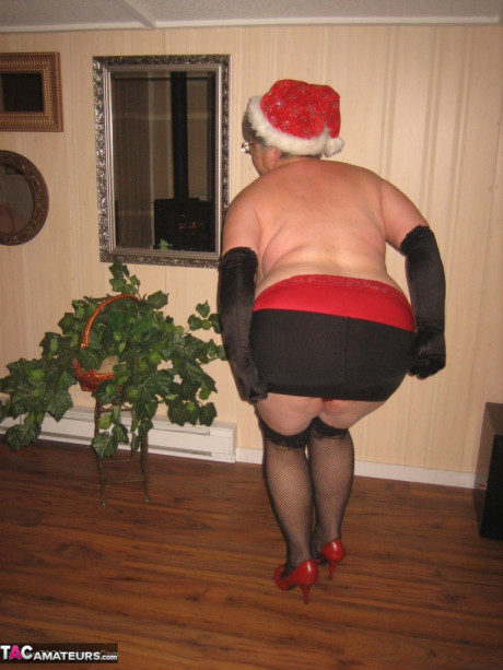 Old amateur Girdle Goddess strips off her attire while wearing a Christmas hat - #1212318