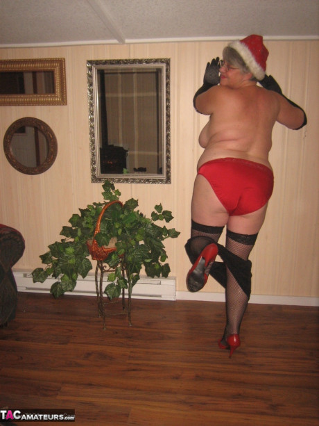 Old amateur Girdle Goddess strips off her attire while wearing a Christmas hat - #1212319