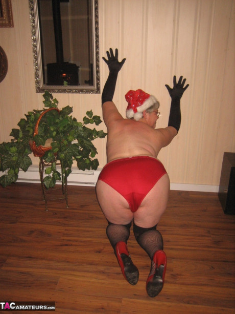 Old amateur Girdle Goddess strips off her attire while wearing a Christmas hat - #1212322