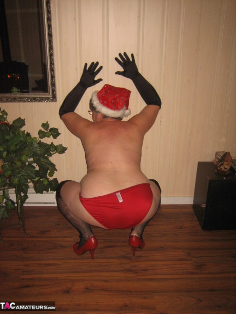 Old amateur Girdle Goddess strips off her attire while wearing a Christmas hat - #1212323