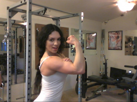 Sweet babe with amazing abs Tia flaunts her biceps at a home gym - #428259