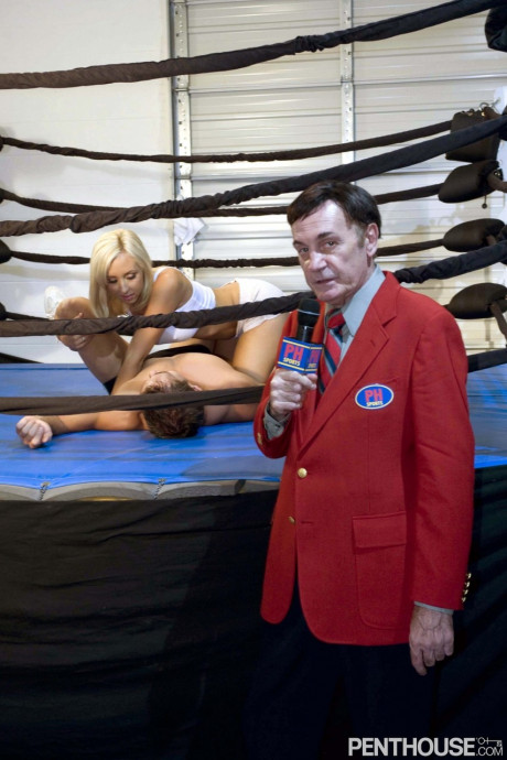 Dirty blondie Jessica Lynn gets licked and screwed by the boxer in the ring - #164187