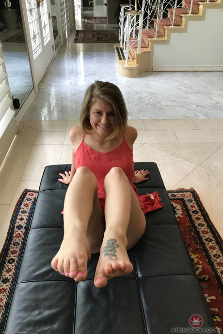 Fine amateur babe Taylor Blake reveals her incredible feet and holes in a solo - #481259