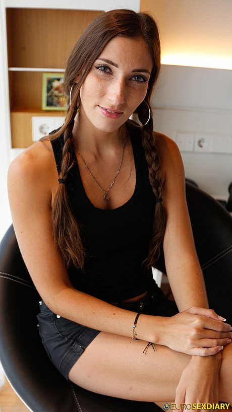 Pretty French babe Stephanie loves a doggystyle POV fuck on all fours - Image 2 of 21  in Amateur category   featuring Clea Gaultier 