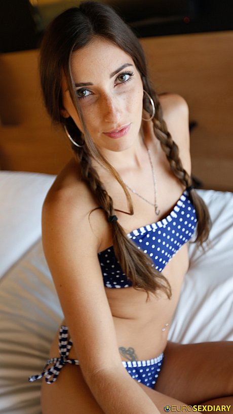 Pretty French babe Stephanie loves a doggystyle POV fuck on all fours