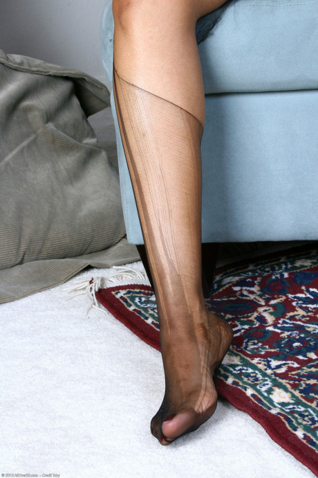 Thin ebony Sara doffs her dress & rips up her nylons to flaunt her pretty feet - #1189531