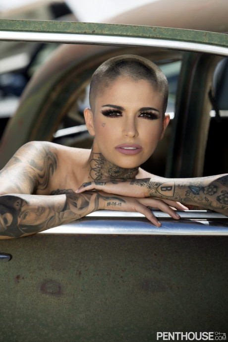 Bald inked babe Leigh Raven flaunts her small breasts and poses naked outdoors - #305931