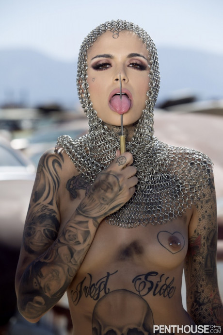 Bald inked babe Leigh Raven flaunts her small breasts and poses naked outdoors - #305937