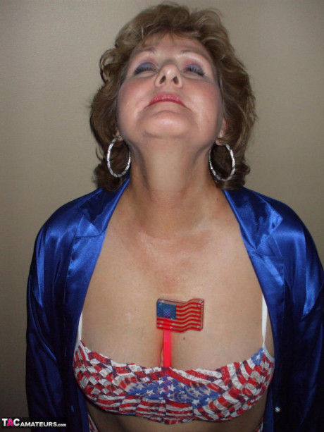 Old amateur Busty Bliss sets her natural boobies free of a USA themed bikini - #173541