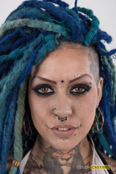 Punk lady girlfriend girl with a headful of dyed dreads stands nude in her modelling debut - #959208