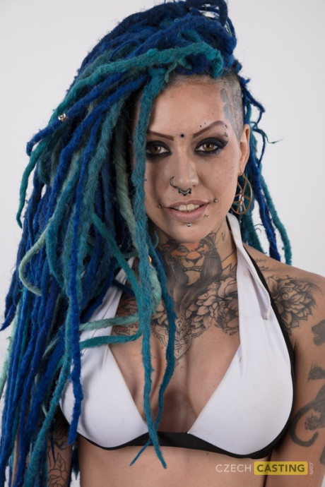 Punk lady girlfriend girl with a headful of dyed dreads stands nude in her modelling debut - #959215