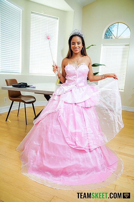 Laura Bentley and bratty fresh young chick girlfriend woman Isabella Jules have gangbang sex - Image 3 of 21  in Lesbian category   featuring Laura Bentley, Robby Apples, Isabella Jules 