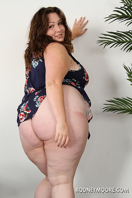 Curly-haired BBW Aleah Paris shows off her chunky naked body in high heels - Gallery #4761