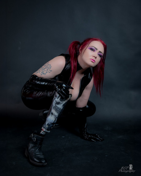 Redheaded tattooed only fans model Amputee Sofia poses in a latex outfit - #1083335
