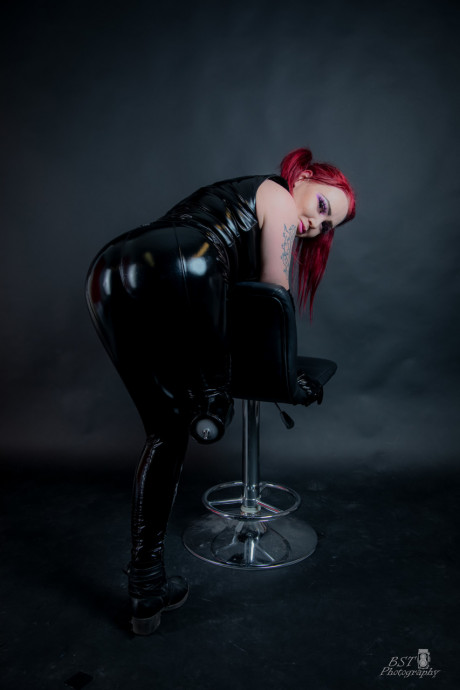 Redheaded tattooed only fans model Amputee Sofia poses in a latex outfit - #1083336
