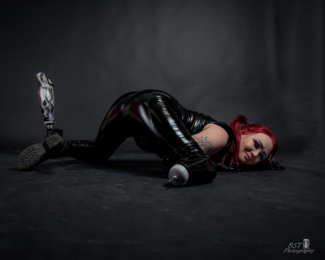 Redheaded tattooed only fans model Amputee Sofia poses in a latex outfit - #1083341