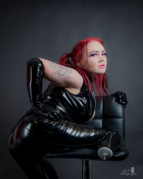 Redheaded tattooed only fans model Amputee Sofia poses in a latex outfit - #1083344