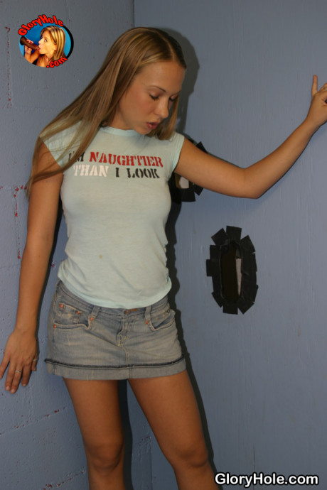 American slut Jamie Elle goes 1 on 1 with a black penis at a gloryhole - #1221452