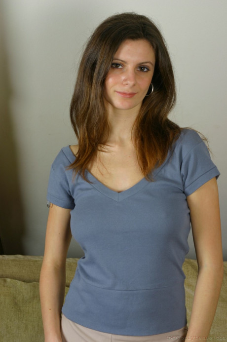 Pretty amateur Martina strips to her leggings and flaunts her satin-clad ass - #1350147
