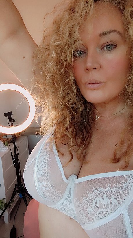 OnlyFans Dutch Curves In Heels Sex Images