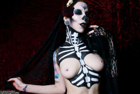 Solo model Razor Candi toys her snatch in skeleton bodypaint - #324723