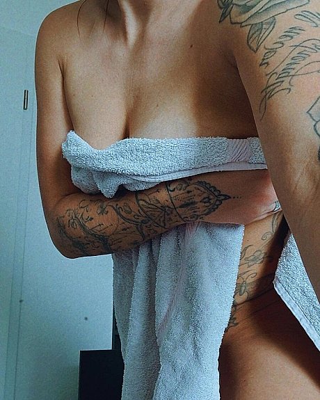 Beautiful amateur babe Hailee Summer flaunts her inked curves in the bathtub - Image 18 of 19  in Legs category  