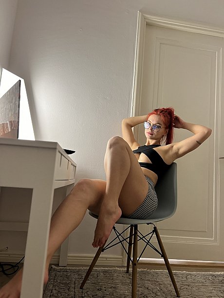 Pretty OnlyFans cam babe Alter Eva X shows off her hot legs and her humongous butt