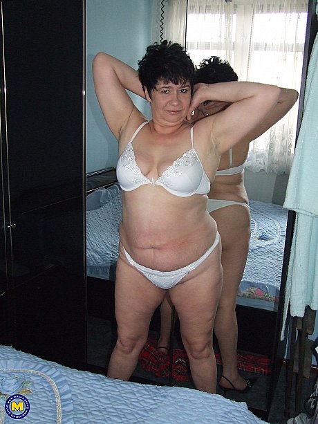 Wide grandmother Anja loses her clothes and mounts a rubber toy on a bed - Image 3 of 21  in Amateur category   featuring Anja 
