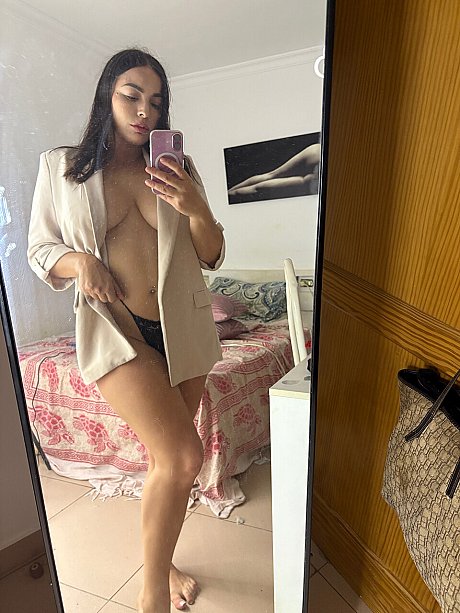 Solo model Yareli highlights her phat ass while taking nude selfies - Image 8 of 20  in Dildo category   featuring yareli 