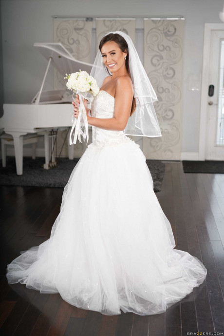 Ravishing bride Kelsi Monroe doffs her wedding dress to show her slender body - #446392