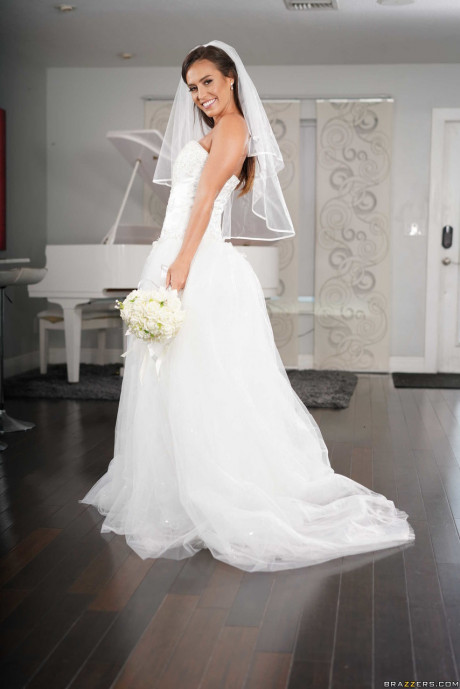 Ravishing bride Kelsi Monroe doffs her wedding dress to show her slender body - #446393
