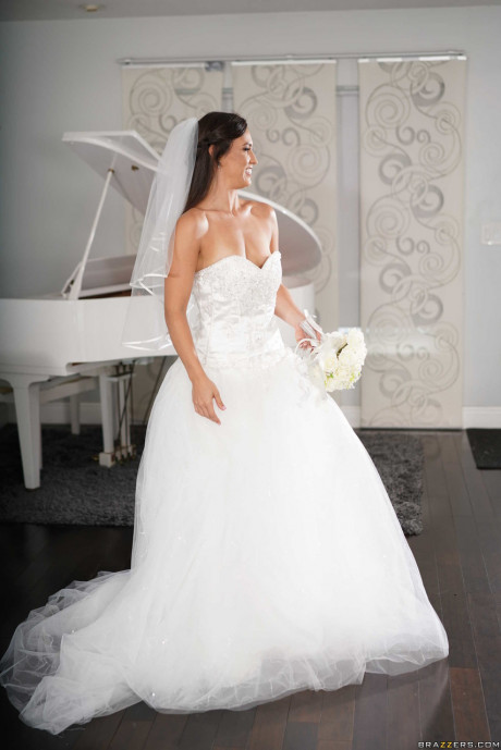 Ravishing bride Kelsi Monroe doffs her wedding dress to show her slender body - #446399
