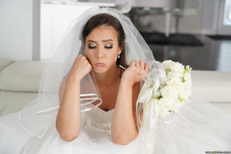 Ravishing bride Kelsi Monroe doffs her wedding dress to show her slender body - #446412