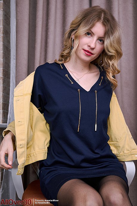 Amateur model Anneta Moor rips open her nylons to show her bush - Image 2 of 15  in Pussy category   featuring Anneta Moor 