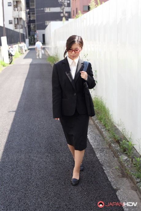 Japanese businesswoman Yuka Tsubasa gives an intense footjob & handjob - #906361