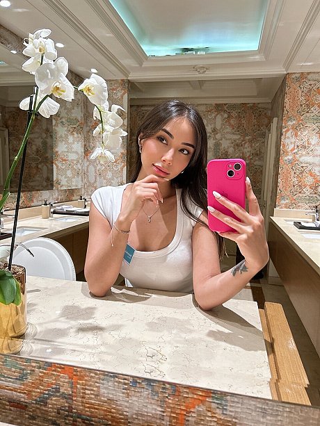 OnlyFans Real Alice Italian performed by Real Alice Italian Sex Gallery - Image 6 of 17  in Model category   featuring Real Alice Italian 