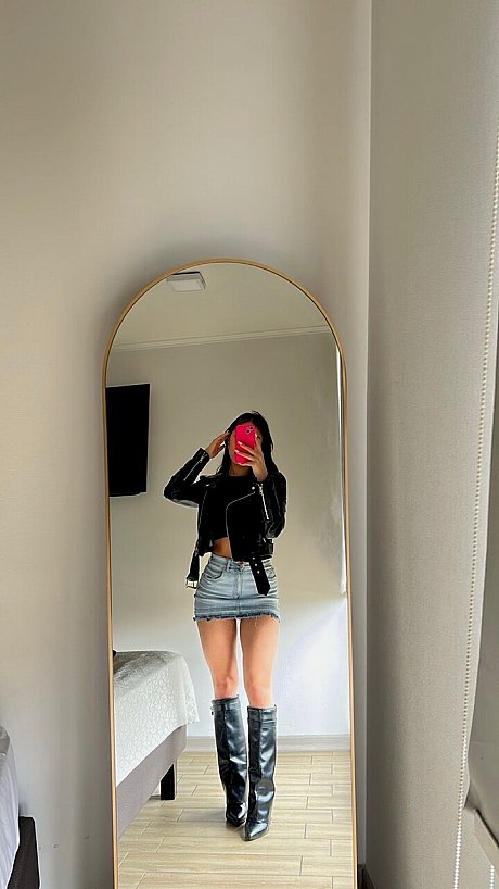 OnlyFans Real Alice Italian performed by Real Alice Italian Sex Gallery - Image 7 of 17  in Model category   featuring Real Alice Italian 