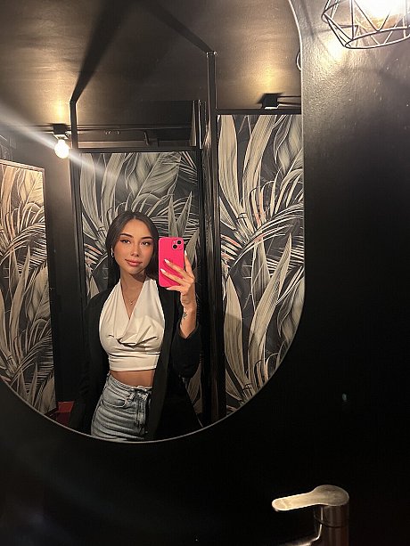 OnlyFans Real Alice Italian performed by Real Alice Italian Sex Gallery - Image 17 of 17  in Model category   featuring Real Alice Italian 