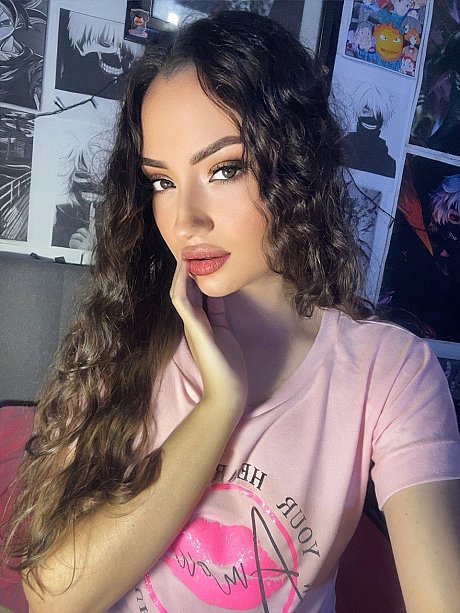 Pretty babe Leon Mariana flaunts her hot behind in a seductive lacy negligee